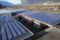 Photovoltaikanlagen auf den Dächern der Produktionshallen